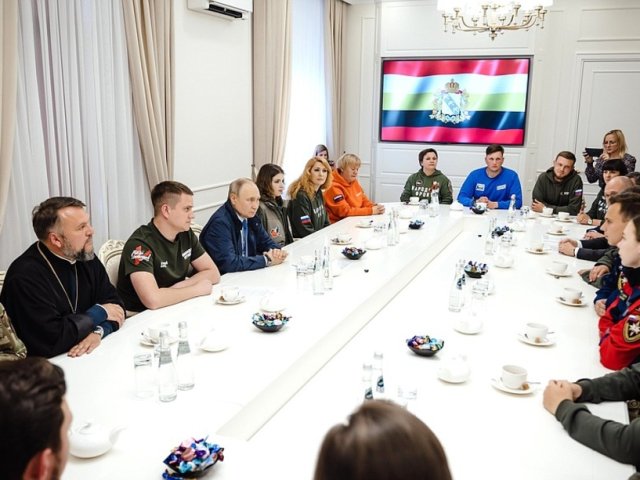 Владимир Путин встретился с волонтерами в Курской области