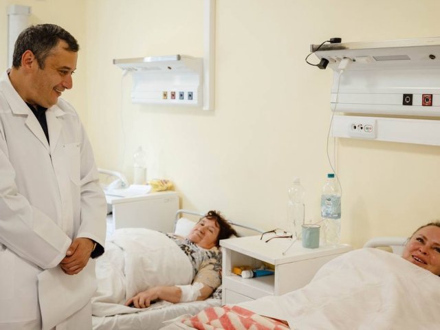 Хинштейн навестил в больнице курян, пострадавших из-за ракетного удара по Льгову