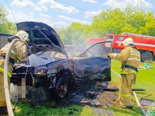 В селе Стаканово Курской области сгорела «Лада Приора»