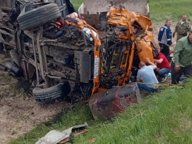 В Курской области водитель грузовика съехал в кювет и получил травмы
