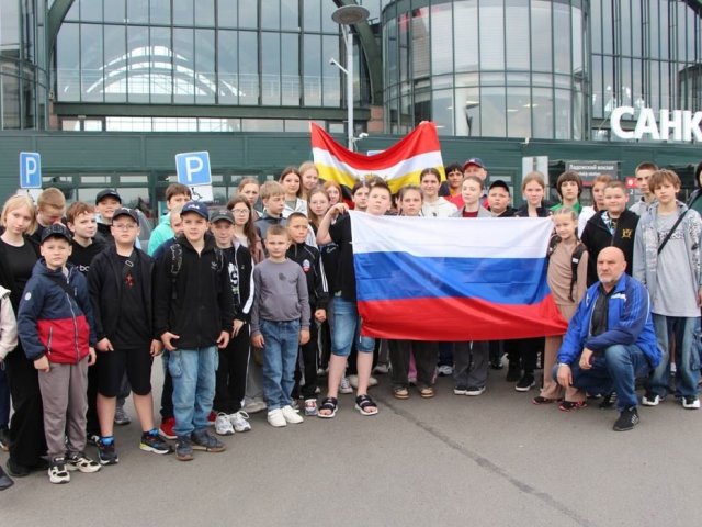 40 курских школьников отправились в лагерь в Санкт-Петербурге