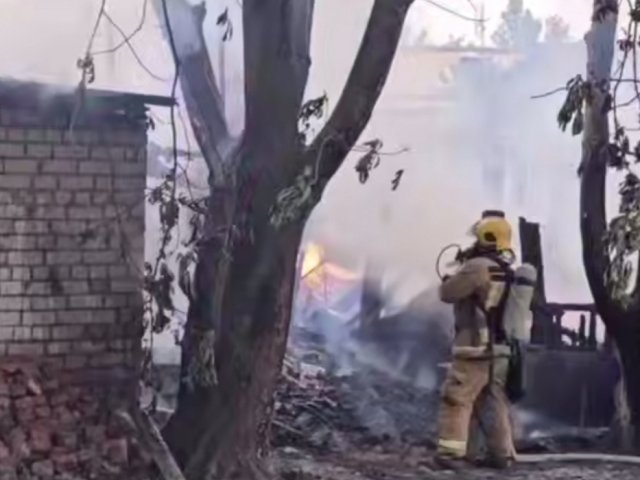 В Курске на Южном переулке тушат гаражи и хозпостройки