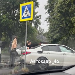 На улице Большевиков в Курске столкнулись два автомобиля На улице Большевиков в Курске столкнулись два автомобиля