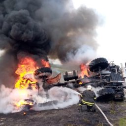 Три автомобиля столкнулись под Курском: один загорелся Три автомобиля столкнулись под Курском: один загорелся