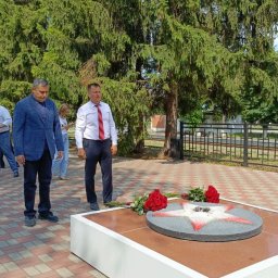 В Пристени Александр Хинштейн возложил цветы к Вечному огню