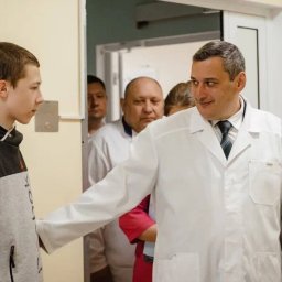 Александр Хинштейн навестил детей, раненых при атаке ВСУ в Рыльском районе