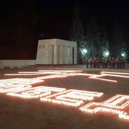 Картину советского солдата-победителя из свечей зажгли в Курске Картину советского солдата-победителя из свечей зажгли в Курске