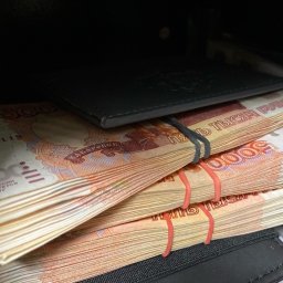 В Курске женщине вернут деньги, которые у нее забрал курьер мошенников