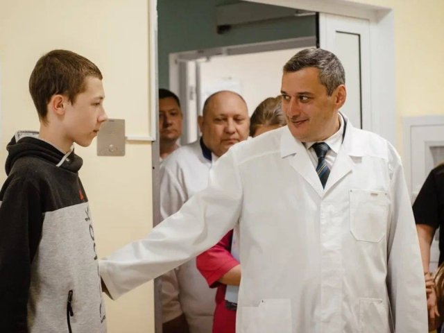 Александр Хинштейн навестил детей, раненых при атаке ВСУ в Рыльском районе