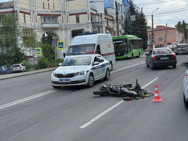 В ДТП на Дзержинского ранены 18-летний мотоциклист и его пассажир