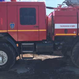 В Курске 15 человек тушили пожар на крыше здания по улице Дубровинского