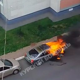В Курске загорелся легковой автомобиль на проспекте Хрущева