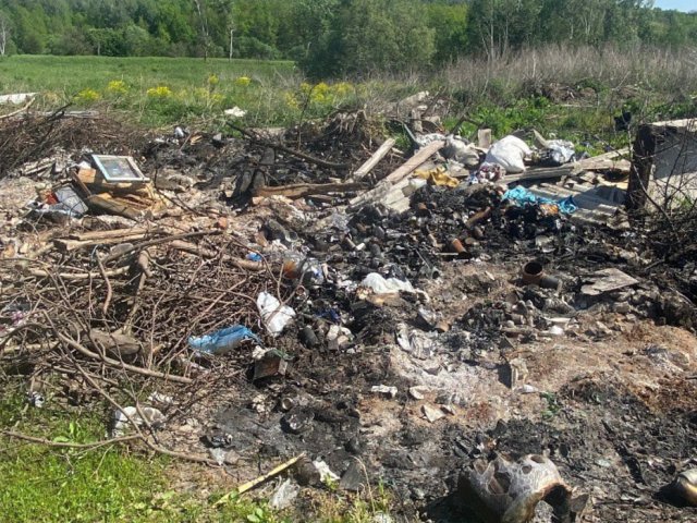Прокуратура добилась ликвидации несанкционированной свалки в Дмитриевском районе
