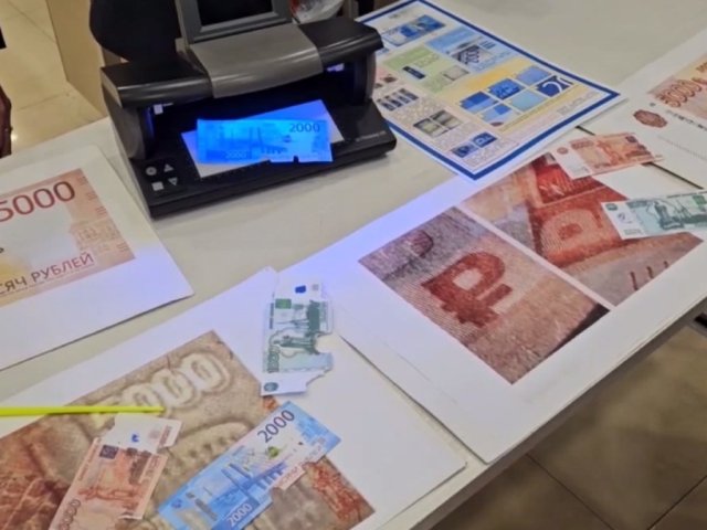 В Курске полицейские учили жителей проверять подлинность купюр